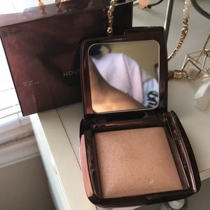 Hourglass ambient lighting powder